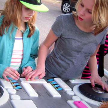 Yalp Fono Lets Teenagers Play in First Outdoor DJ Booth